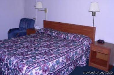 Budget Host Frontier Inn Сюзънвил Стая снимка